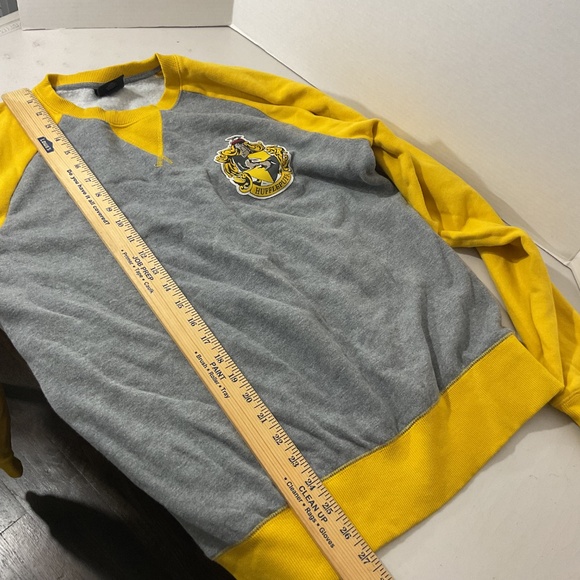 The Wizarding World Hufflepuff Gray Yellow Hogwarts Pullover Sweater Size Medium - Picture 2 of 8